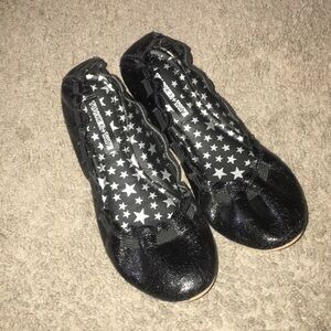 Tucker + Tate Scalloped Black Ballet Flats